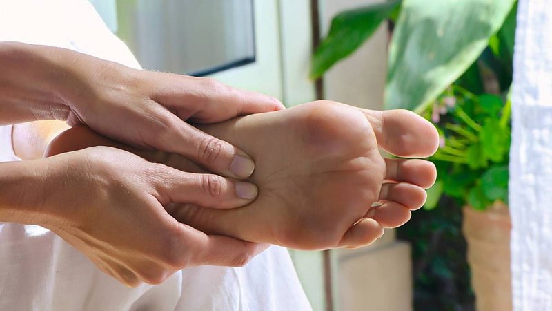 7 Reasons Why You Should Massage Your Feet Before Going To bed?